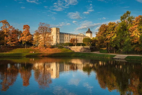 Gatchina şehrinde eski bir saray ve park. Manzara sabah, altın sonbahar.