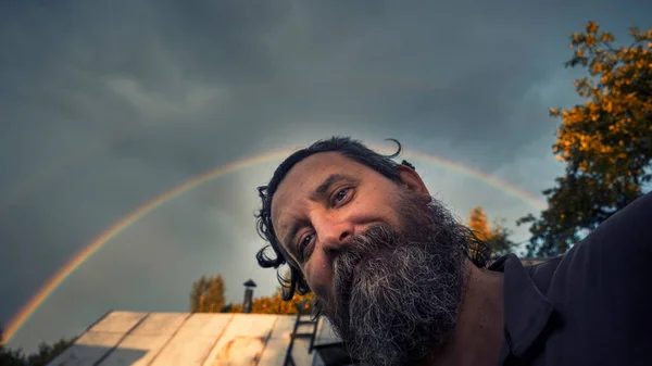 Portret Van Lachende Volwassen Bebaarde Blanke Boer Man Dubbele Regenboog — Stockfoto