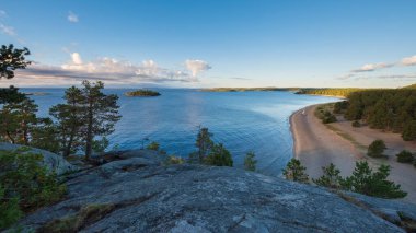 Karelia 'da Ladoga Gölü' nün yukarısındaki dağ yaz sabahı. Kuzey manzarası, orman plajı ve su. Ulusal Park Ladoga Skerries 