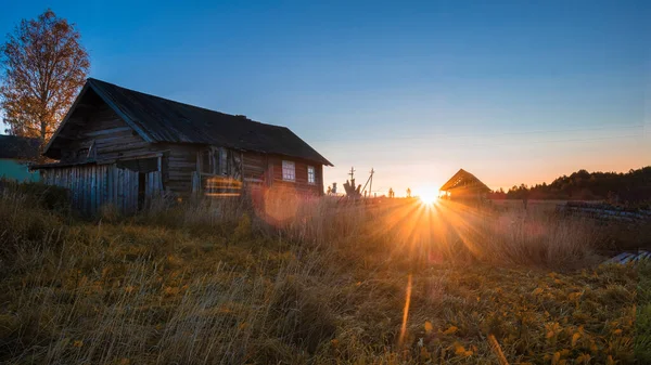 Slunce Vychází Úsvitu Vesnici Starými Dřevěnými Domy Podzim — Stock fotografie
