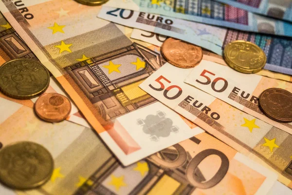 Konuları iş, bankacılık, medya, sunum vb olarak resmetmek için büyük seçenekler sunan avro banknotları ve sikkelerden oluşan bir kompozisyon.