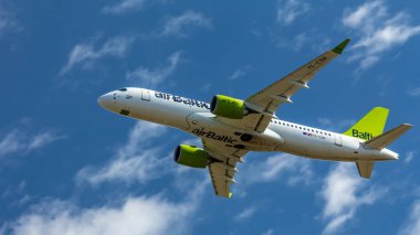Berlin, Almanya, 07.07.2018: gökyüzü, Tegel Havaalanı'na uçan Air Baltic Bombardier C5300 uçak