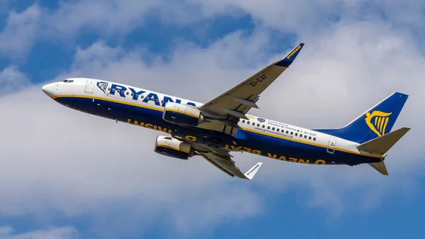 Berlin Niemcy 2018 Ryanair Boeing 737 Samoloty Latające Niebie Lotnisko — Zdjęcie stockowe