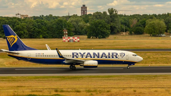 Berlin Niemcy 2018 Ryanair Boeing 737 Samolot Kołuje Lotnisku Berlin — Zdjęcie stockowe