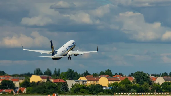 德国柏林 2018 瑞安航空波音737架飞机飞出了国际机场 — 图库照片