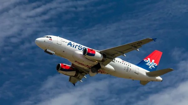 Berlin, Almanya, 07.07.2018: Goran Bregoviç Tegel Havaalanı'ndan çıkış yapan ismini hava Sırbistan Airbus A319 uçakları