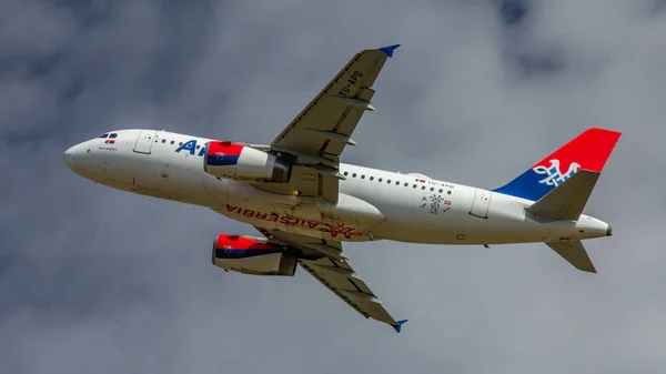 Berlin, Almanya, 07.07.2018: Goran Bregoviç Tegel Havaalanı'ndan çıkış yapan ismini hava Sırbistan Airbus A319 uçakları