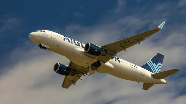 Berlin, Almanya, 07.07.2018: gökyüzü, Tegel Havaalanı'na uçan Aigle Azur Airbus A320 uçakları