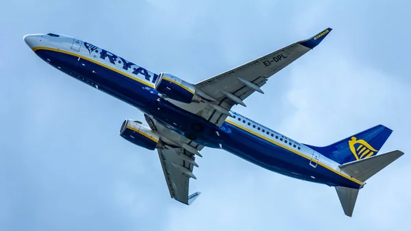 Berlim Alemanha 2018 Ryanair Boeing 737 Aeronaves Voando Céu Aeroporto — Fotografia de Stock