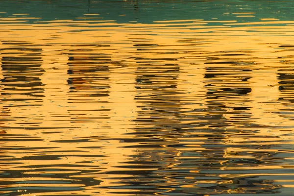 Reflexão Janelas Nas Águas Lago Criado Pela Luz Pôr Sol — Fotografia de Stock