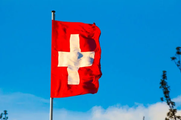 Ελβετική Συνομοσπονδία Ελβετία Εθνική Σημαία Κυματίζει Φόντο Μπλε Του Ουρανού — Φωτογραφία Αρχείου