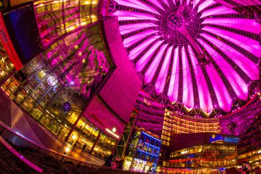 Berlin, Almanya, 13th Mayıs 2016: kişi Potsdamer Platz adlı bir yürüyüş Sony Center bina kompleksinde değişen renkleri altında sahip