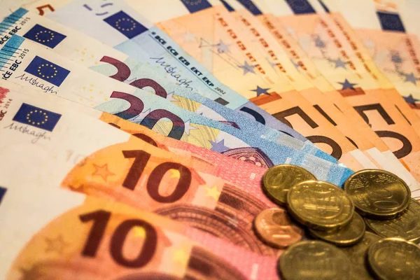 Konuları iş, bankacılık, medya, sunum vb olarak resmetmek için büyük seçenekler sunan avro banknotları ve sikkelerden oluşan bir kompozisyon.