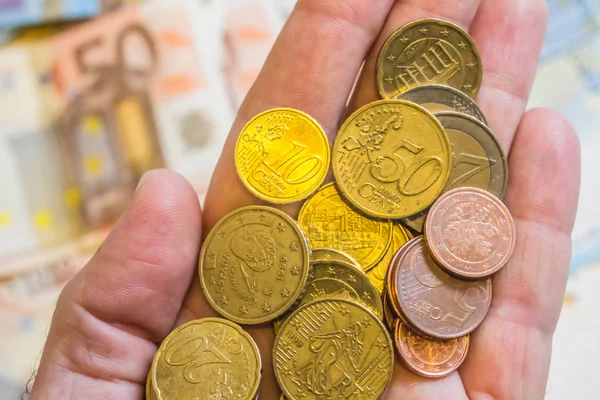Eine Hand Die Münzen Mit Euro Banknoten Hintergrund Hält Die — Stockfoto