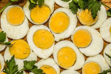Haşlanmış yumurta taze maydanoz yaprakları ile süslenmiş devrede kesme