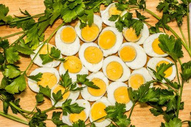 Haşlanmış yumurta taze maydanoz yaprakları ile süslenmiş devrede kesme