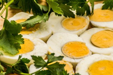Haşlanmış yumurta taze maydanoz yaprakları ile süslenmiş devrede kesme