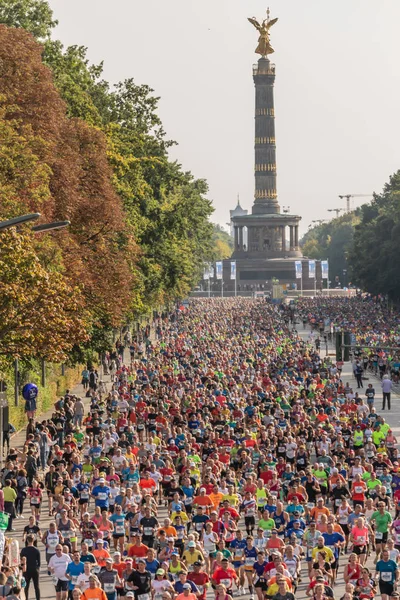 Berlin, Almanya, 16.09.2018: Bmw Berlin-maraton 2018. Koşucular katılan binlerce. Maratonu. Dünya kayıt kazanan
