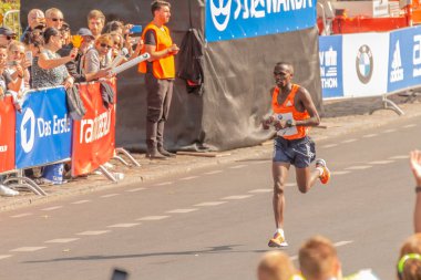 Berlin, Almanya, 16.09.2018: Bmw Berlin-maraton 2018. İkinci yer erkekler Amos Kipruto, Kenya
