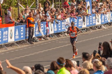 Berlin, Almanya, 16.09.2018: Bmw Berlin-maraton 2018. İkinci yer erkekler Amos Kipruto, Kenya