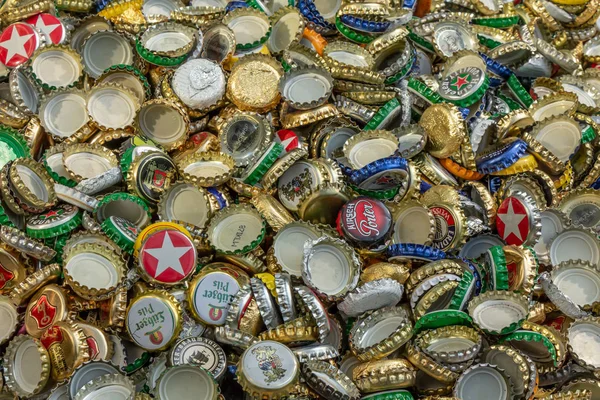 Berlin, Almanya, 12.05.2018, metal çok büyük miktar bira kapaklar içinde altın, kırmızı, yeşil, mavi, beyaz, gümüş vb. Geri dönüşüm, çevre, ekoloji