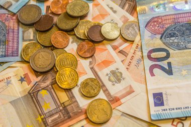 Euro banknot ve madeni paralar para yanı sıra, iş, bankacılık, medya, sunumlar vb gibi gösteren konulara için kullanılmak üzere büyük seçenek sunan bir kompozisyon ile ilgili bloglar veya makale özellikleri