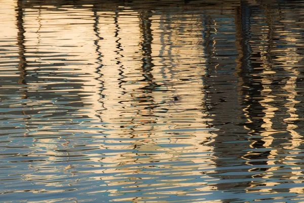 Відбиття Пірсу Водах Озера Створеного Світлом Сонця Формує Різний Розмір — стокове фото