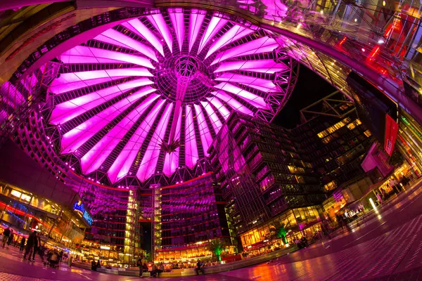 Berlín Alemania Mayo 2016 Gente Dando Paseo Bajo Los Colores — Foto de Stock