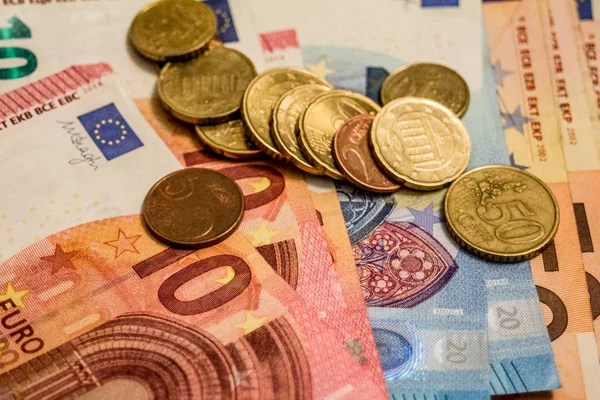 Euro banknot ve madeni paralar para yanı sıra, iş, bankacılık, medya, sunumlar vb gibi gösteren konulara için kullanılmak üzere büyük seçenek sunan bir kompozisyon ile ilgili bloglar veya makale özellikleri
