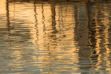 Bir iskele'nin farklı boyut ve şekil parıltı ve renk ayarı güneş ışığı tarafından oluşturulan Gölü yansıması