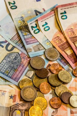 Konuları iş, bankacılık, medya, sunum vb olarak resmetmek için büyük seçenekler sunan avro banknotları ve sikkelerden oluşan bir kompozisyon.