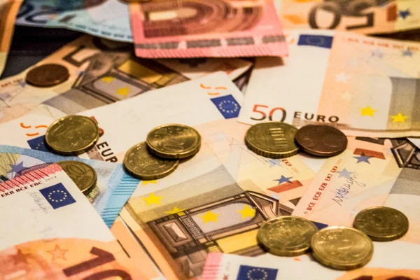 Konuları iş, bankacılık, medya, sunum vb olarak resmetmek için büyük seçenekler sunan avro banknotları ve sikkelerden oluşan bir kompozisyon.