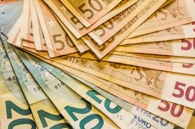 Konuları iş, bankacılık, medya vb olarak resmetmek için büyük seçenekler sunan avro banknotlarından oluşan bir kompozisyon.