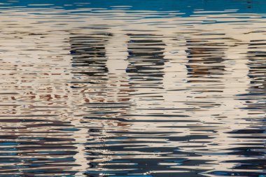 Farklı boyut ve şekil parıltı ve renk ayarı güneş ışığı tarafından oluşturulan göl sularında windows yansıması