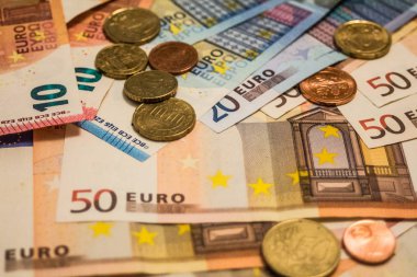 Konuları iş, bankacılık, medya, sunum vb olarak resmetmek için büyük seçenekler sunan avro banknotları ve sikkelerden oluşan bir kompozisyon.