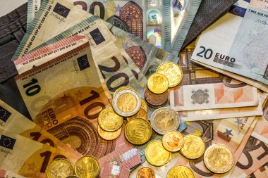 Konuları iş, bankacılık, medya, sunum vb olarak resmetmek için büyük seçenekler sunan avro banknotları ve sikkelerden oluşan bir kompozisyon.