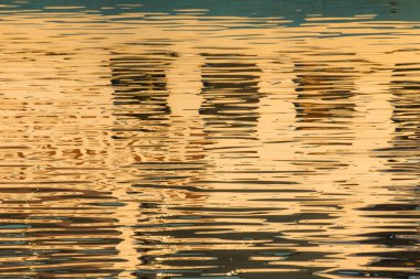 Farklı boyut ve şekil parıltı ve renk ayarı güneş ışığı tarafından oluşturulan göl sularında windows yansıması
