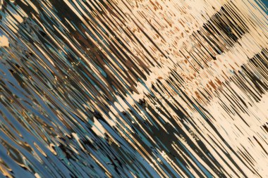 Farklı boyut ve şekil parıltı ve renk ayarı güneş ışığı tarafından oluşturulan göl sularında windows yansıması