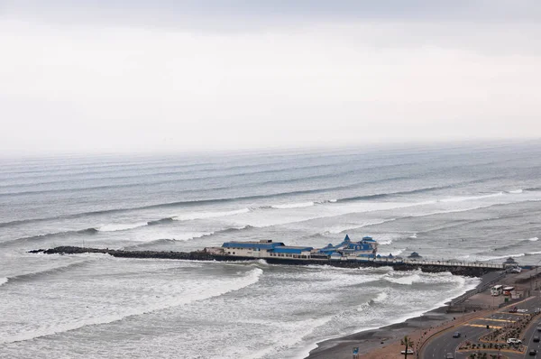 Miraflores - Lima - Peru görünümünü. Sahil şeridi Lima