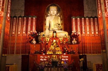 Budist Tanrı heykeli antik longhua tapınağın close-up. Çin, Shanghai