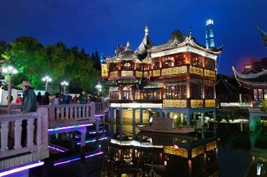 Çin, Shanghai - 7 Kasım 2018: Shanghai eski kasaba çay evi gece görüntülemek, yuyuan bahçeleri