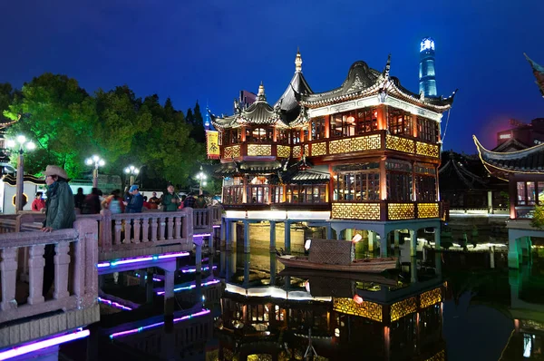 China, Shanghai - 7. November 2018: Shanghai Altstadt Teehaus Nachtsicht, Yuyuan Gärten — Stockfoto