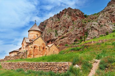 Ermenistan'ın doğal Novarank Manastırı. dramatik gökyüzü karşı. Noravank Manastırı 1205 kurulmuştur. Bu dar geçit Darichay nehir Yeğegnadzor şehir yakın tarafından yapılan Yerevan 122 km. mesafededir mevcuttur
