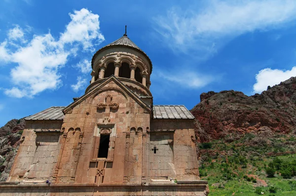 Scenic Novarank monastery in Armenia. against dramatic sky. Noravank monastery was founded in 1205. It is located 122 km from Yerevan in narrow gorge made by Darichay river nearby city of Yeghegnadzor — Stock Photo, Image