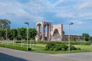 Anne bak, kutsal Etchmiadzin karmaşık ana kapıya. Vagharshapat. Ermenistan
