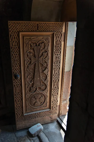 Puerta de piedra cruz medieval tallada en Tufa en el monasterio de Novarank, armenia — Foto de Stock