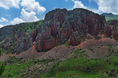 Güzel dağ manzarası, Ermenistan. Rainbow Mountains. Novarank Manastırı.