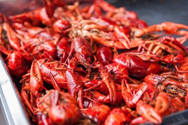 Haşlanmış pişmiş kerevit yemek için hazır balık.