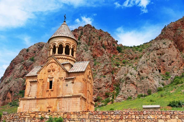 亚美尼亚的诺瓦克风景区修道院。对戏剧性的天空。诺拉班克修道院始建于1205年。它位于靠近 yeghegnadzor 市的 darichay 河附近的狭窄峡谷中, 距离埃里温122公里 免版税图库照片