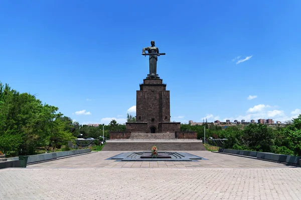 Matka Arménie socha v parku vítězství, Jerevan, Arménie. Matka Arménie symbolizovat mír prostřednictvím síly. — Stock fotografie